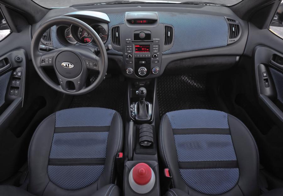  Kia Forte 5-Door Hat Trick 2011 года  (фото 6 из 13)
